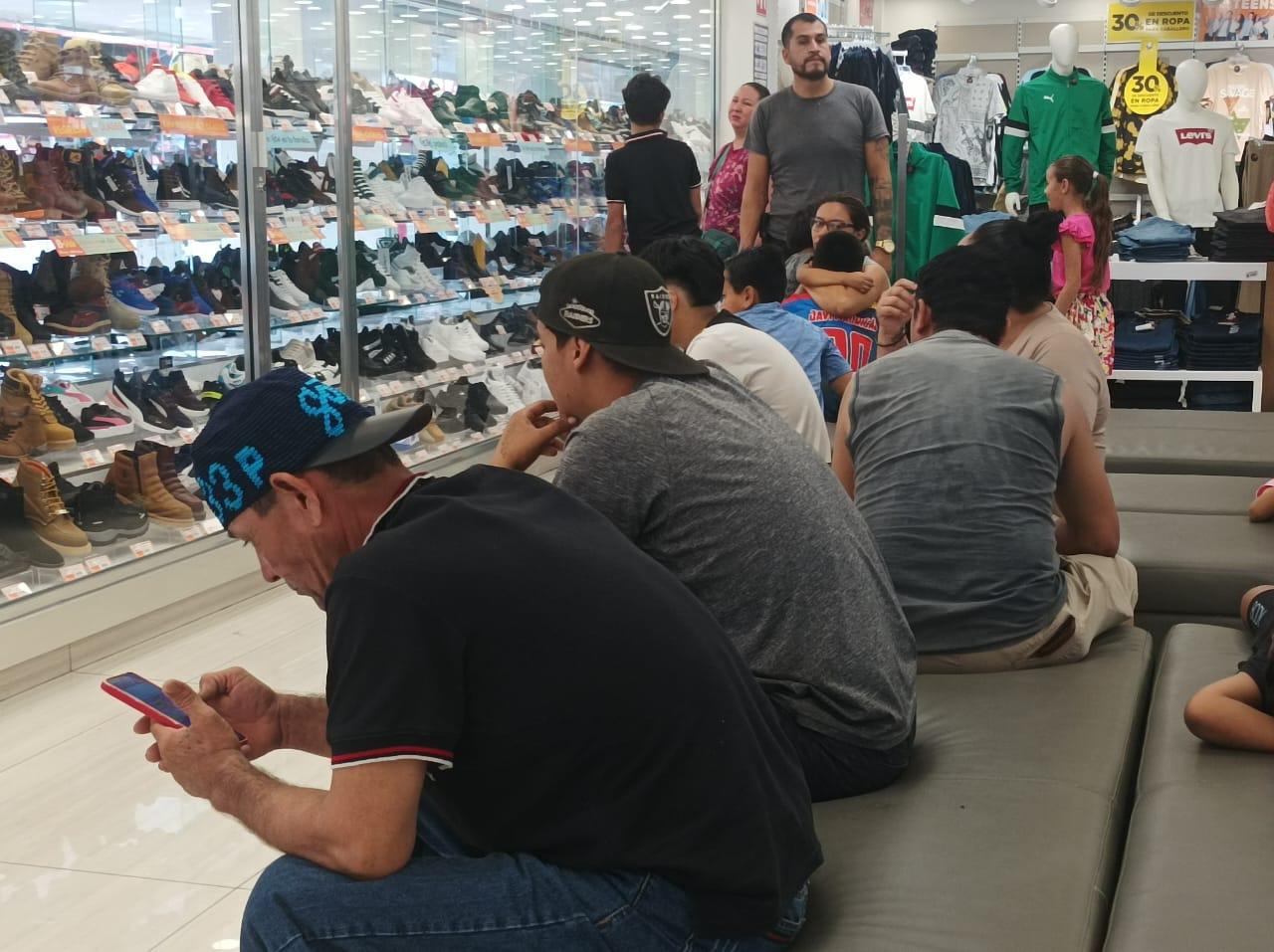 $!Abarrotan comercios del Centro de Mazatlán por compras de regreso a clases