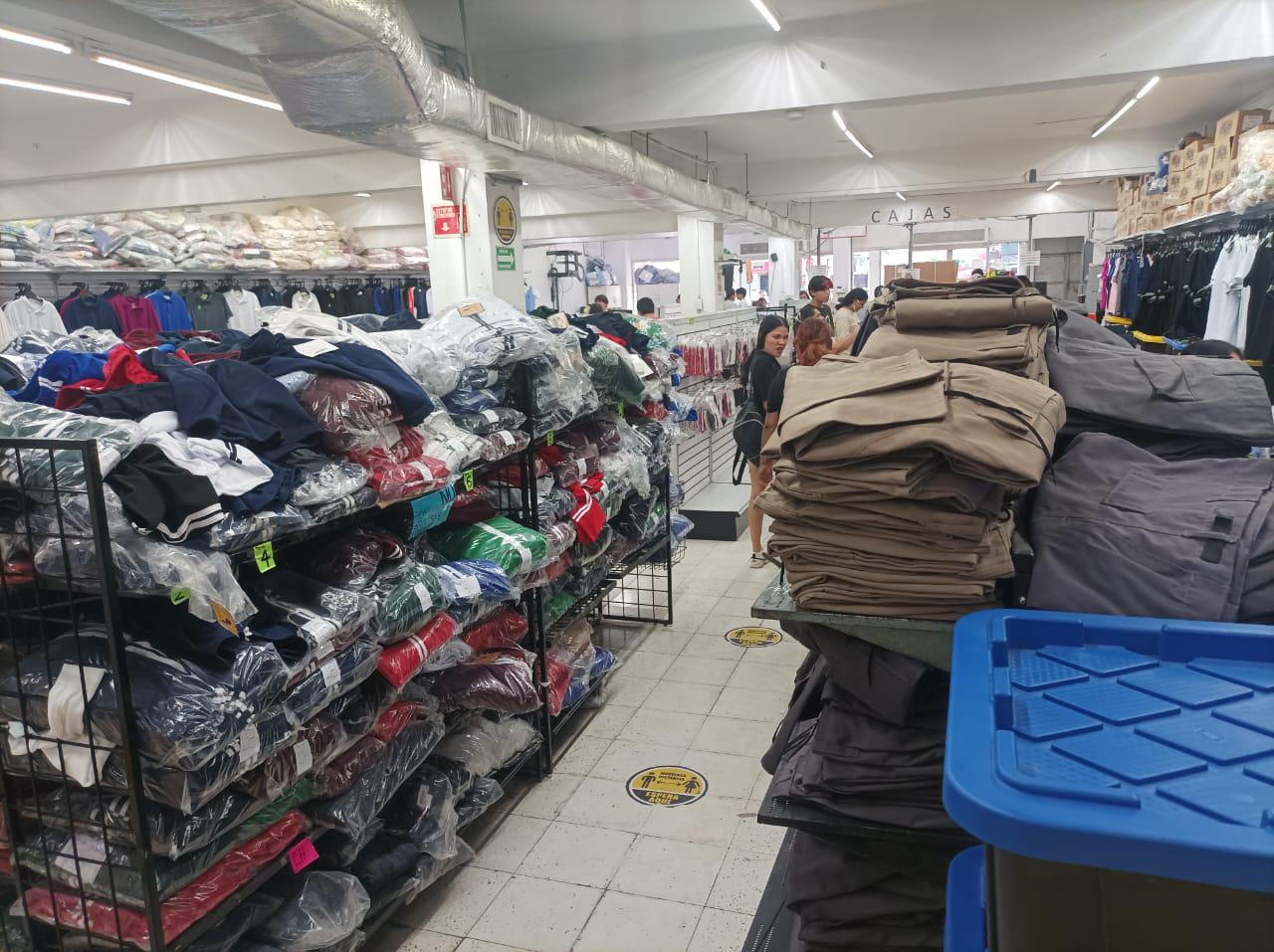 $!Abarrotan comercios del Centro de Mazatlán por compras de regreso a clases