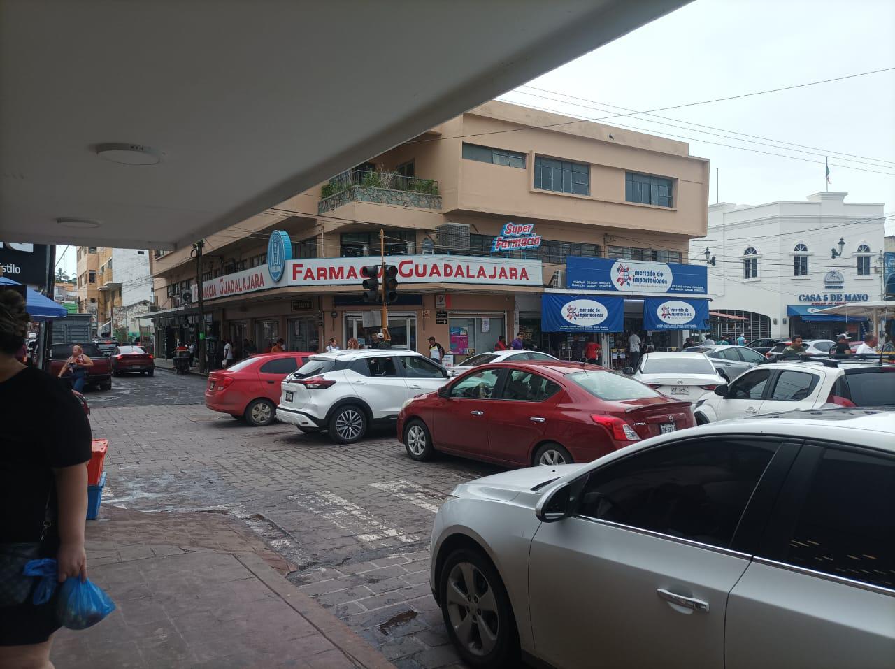 $!Abarrotan comercios del Centro de Mazatlán por compras de regreso a clases