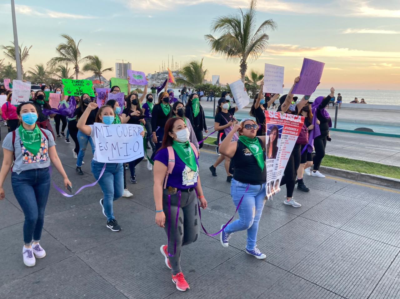 $!Las mujeres al arribar al monumento Lola Beltrán