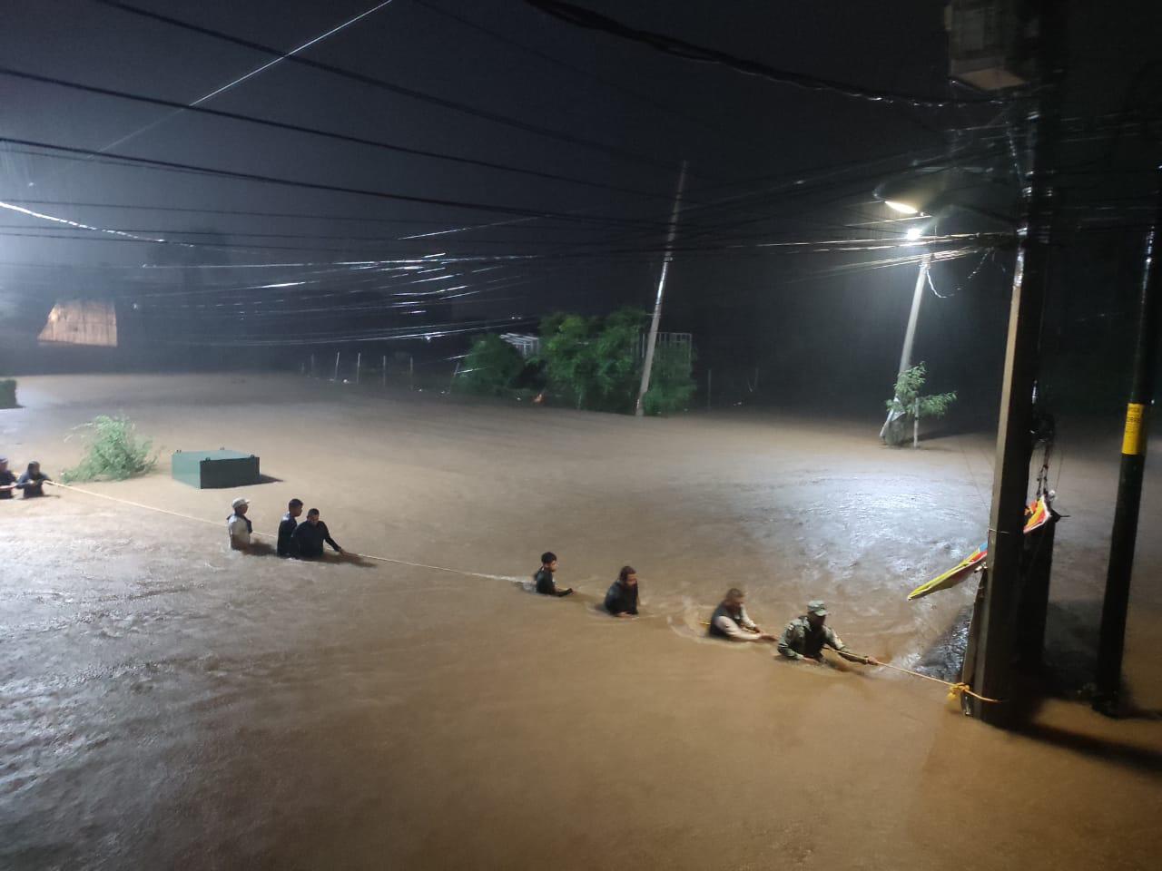 $!Huracán John causa deslaves e inundaciones en Guerrero; suspenden vuelos en Acapulco