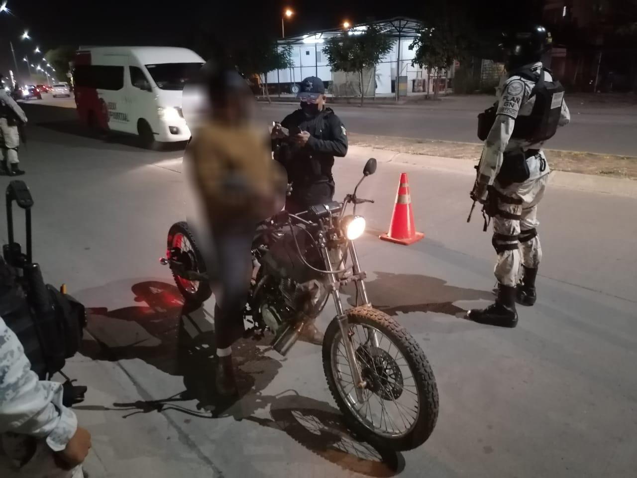 $!Detienen 13 motocicletas por falta de documentos, casco y placas, en Culiacán