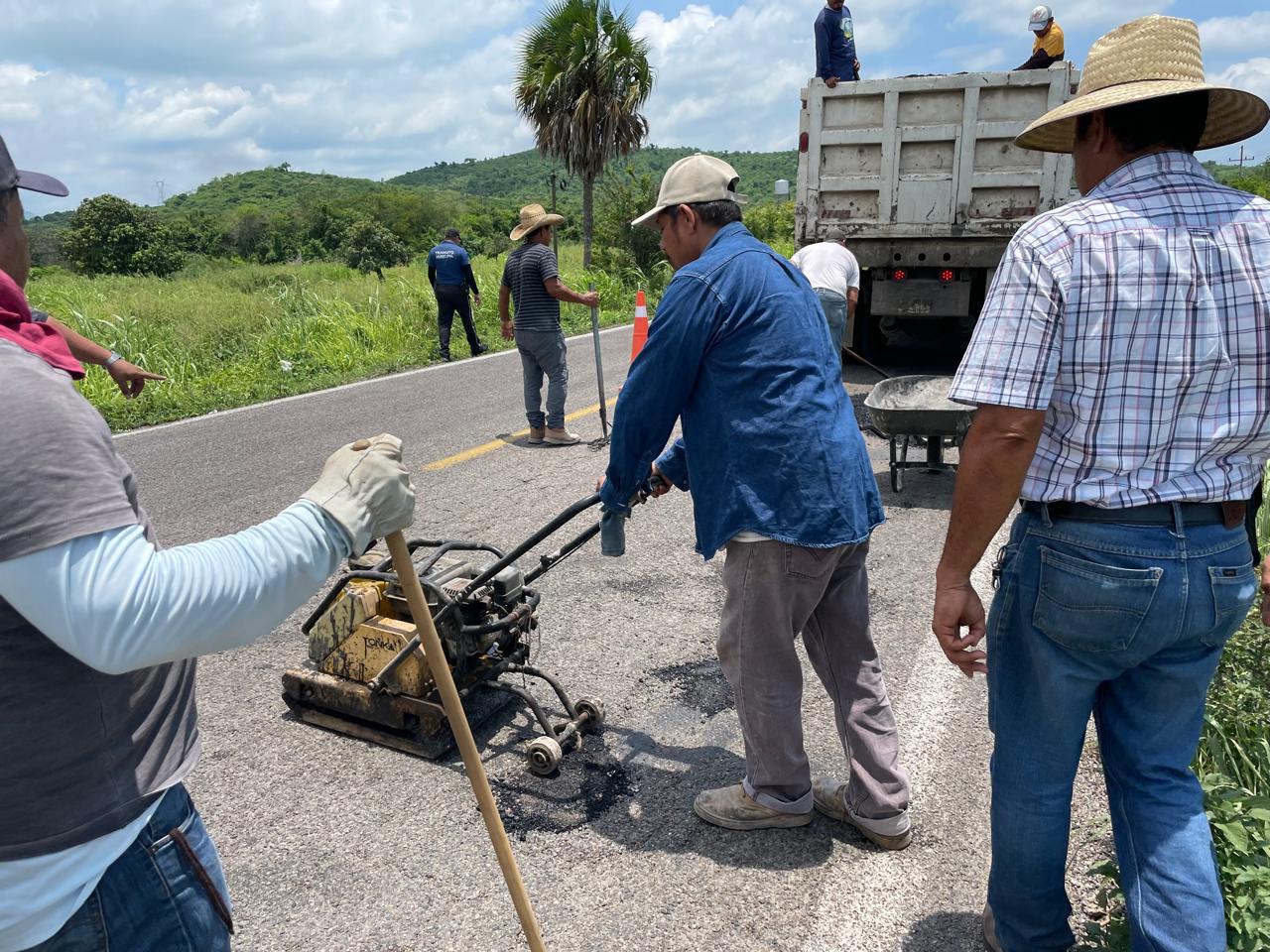 $!Repara Ayuntamiento de Escuinapa baches en Carretera México 15