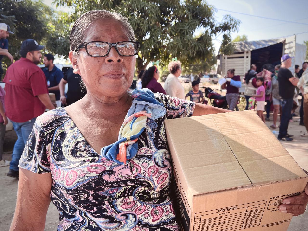 $!Reciben niños y niñas de Rosario regalos navideños con anticipación