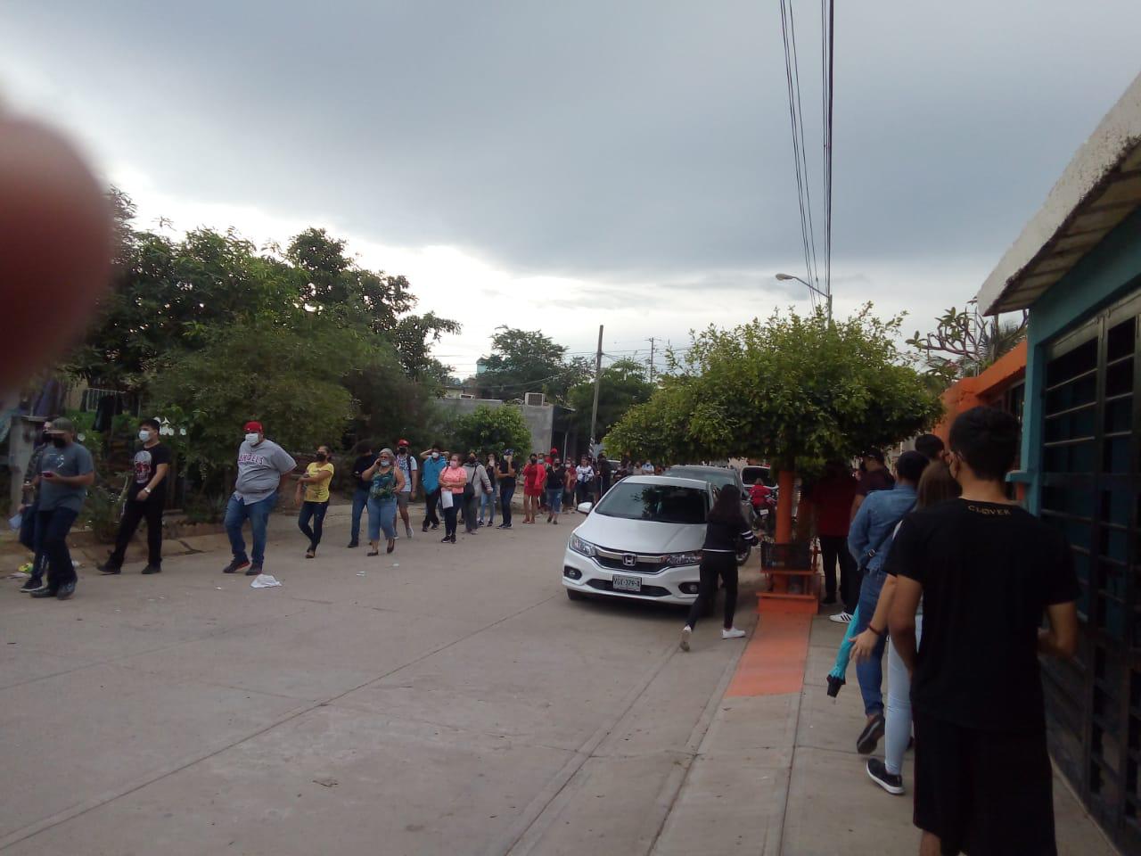 $!Amanece Mazatlán con kilométrica fila en el tercer día de vacunación contra el Covid a adolescentes de 15 a 17 años