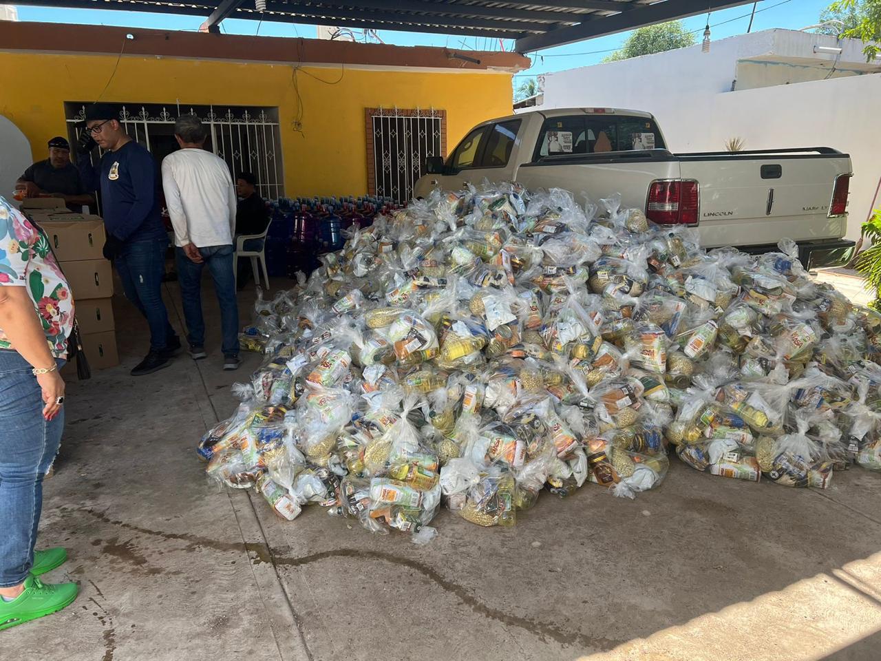 $!Reciben familias de Costa Rica, Culiacán, despensas para combatir el desabasto por inseguridad