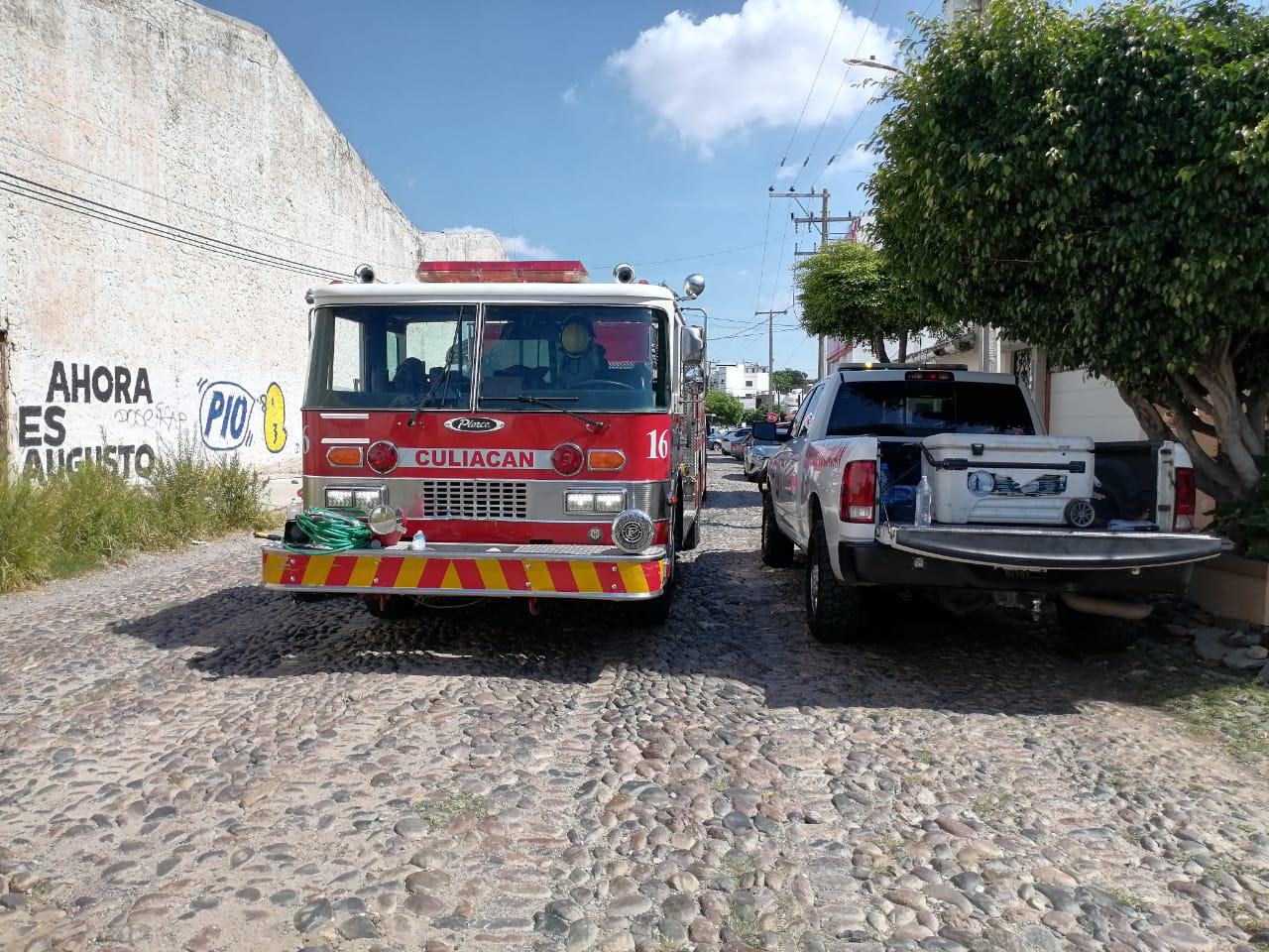 $!Localizan 3 tambos abandonados con químicos en Culiacán