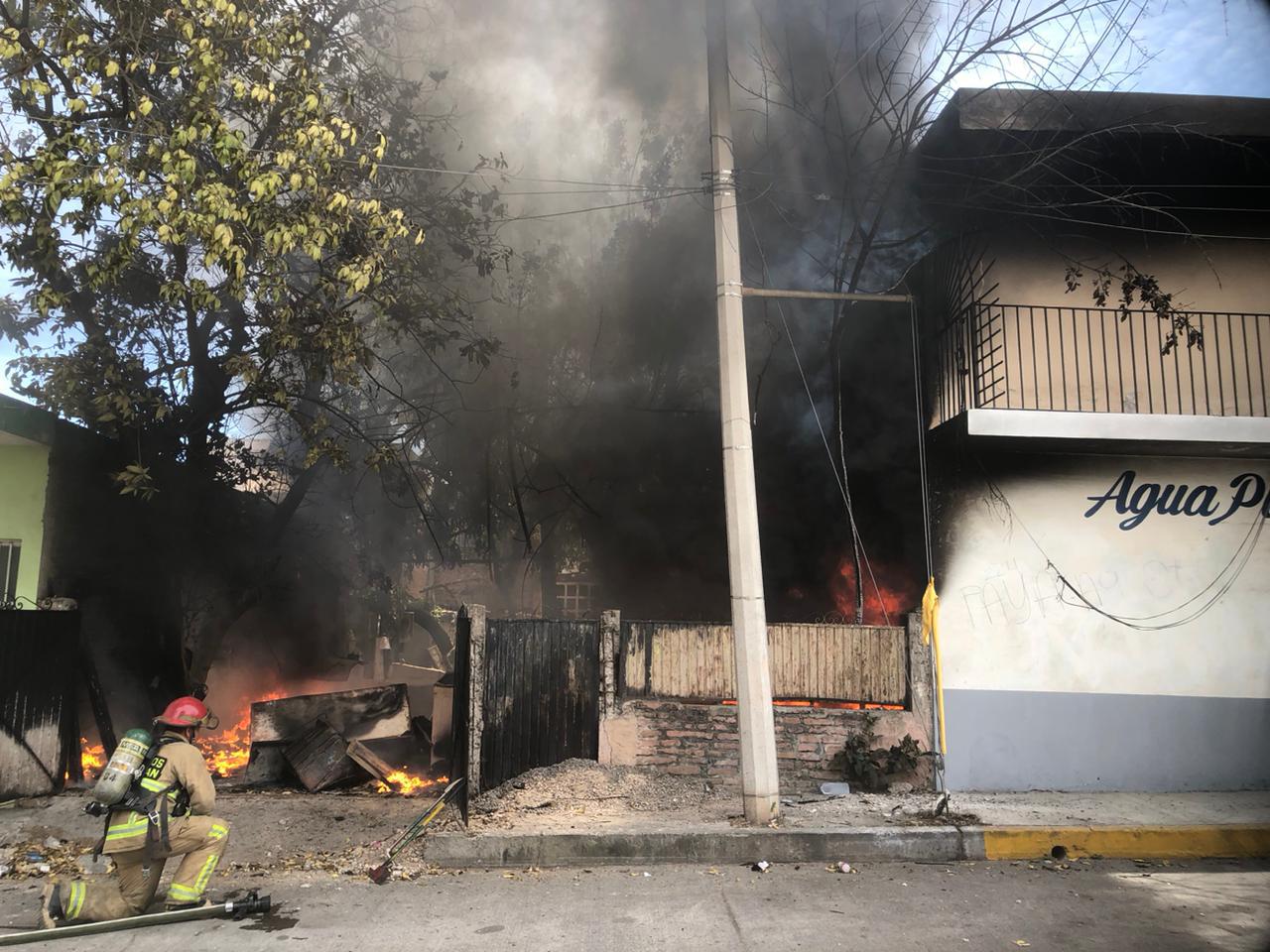 $!Quema de cacharros se sale de control en colonia de Mazatlán