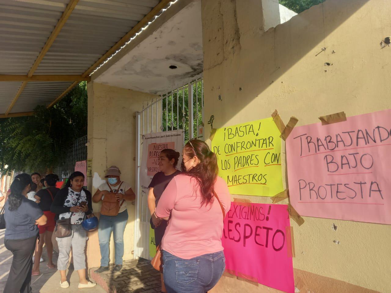 $!Padres de familia en Escuinapa toman las instalaciones de primaria