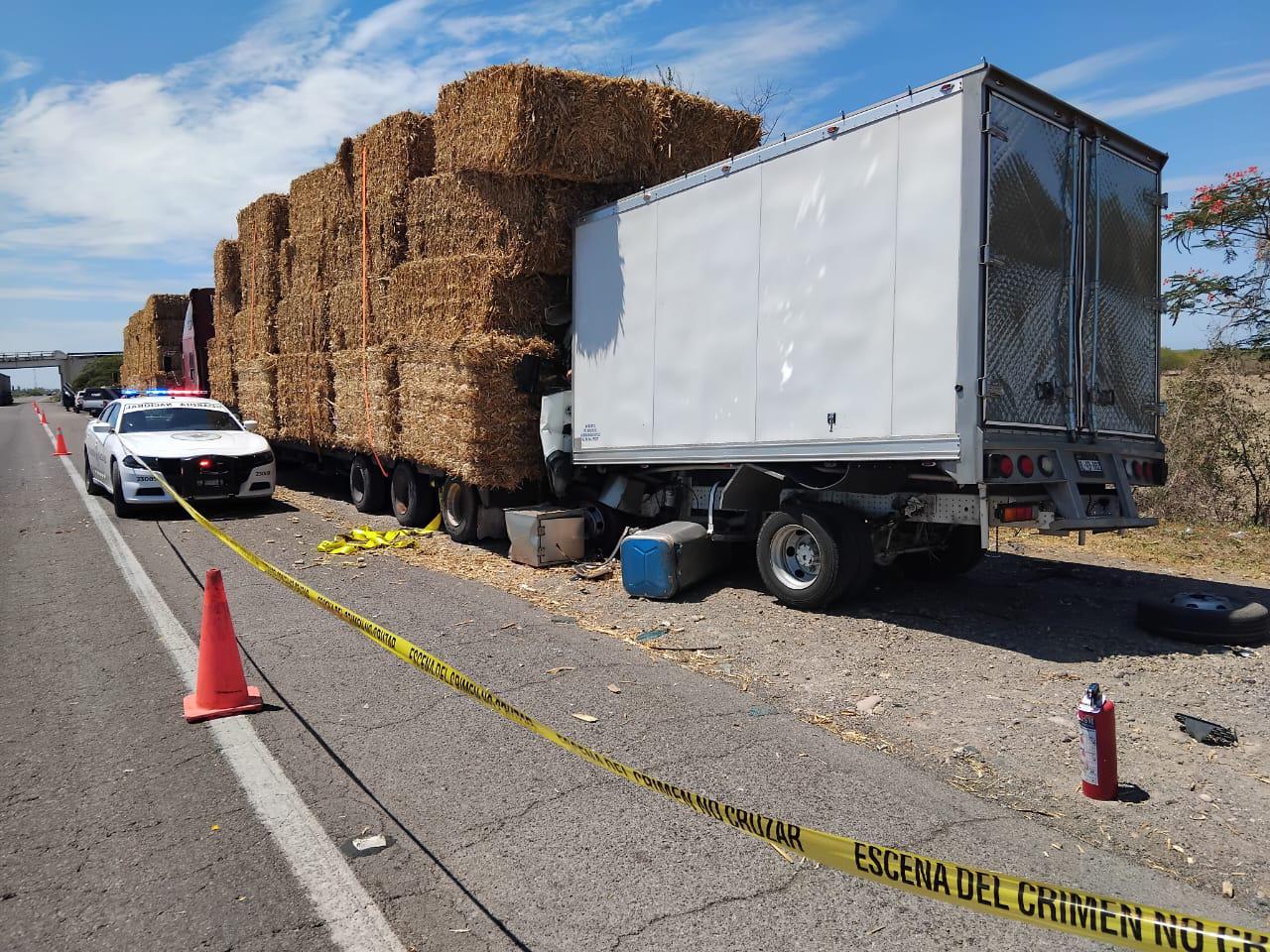 $!Choque de un camión de carga con tráiler deja a una persona prensada, en Culiacán