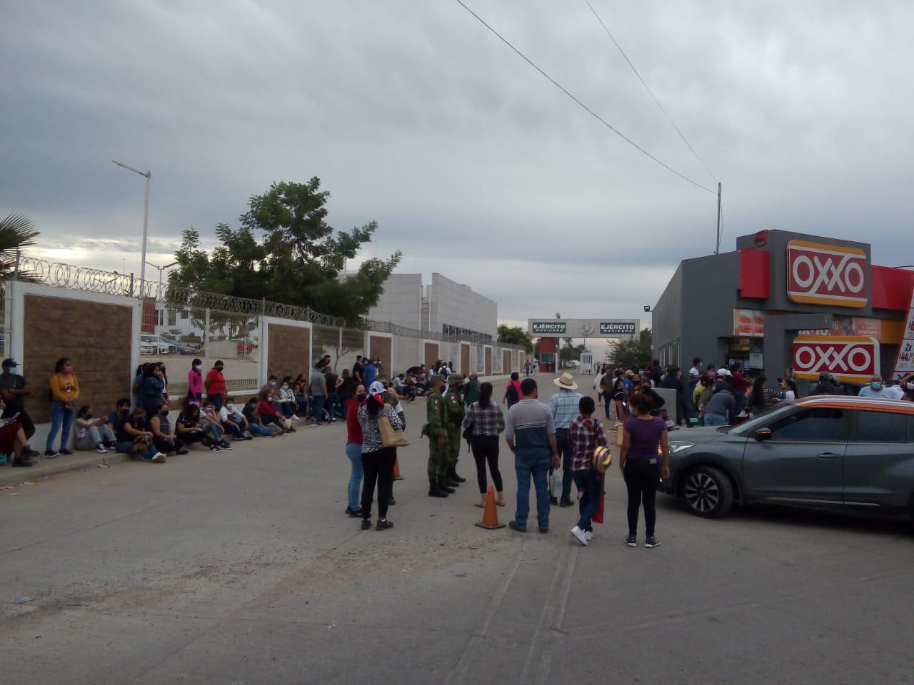 $!Amanece Mazatlán con kilométrica fila en el tercer día de vacunación contra el Covid a adolescentes de 15 a 17 años