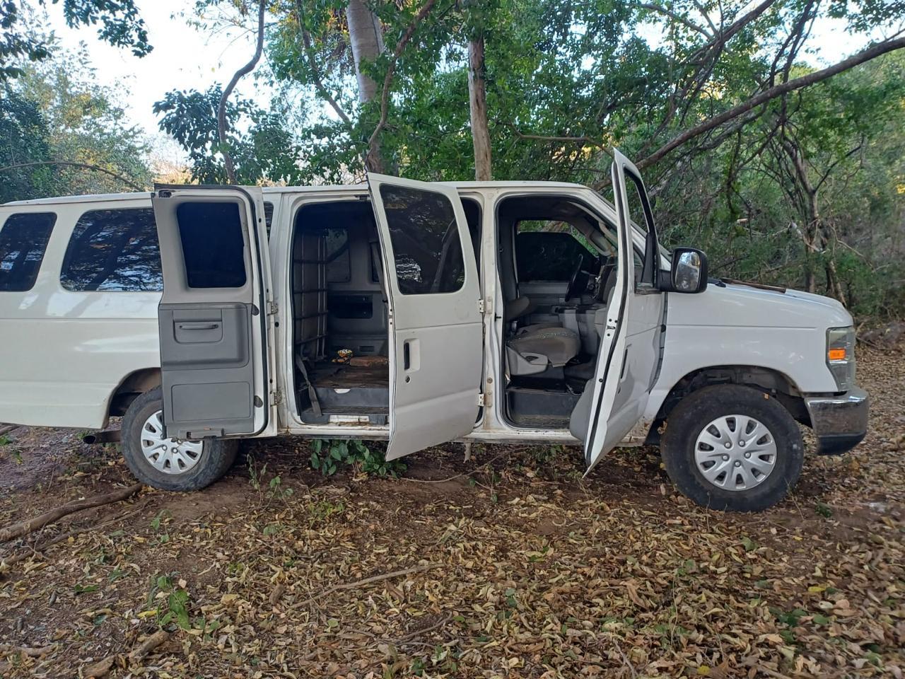 $!Aseguran 5 vehículos con cartuchos, ponchallantas y presunto fentanilo en El Verde, Sinaloa