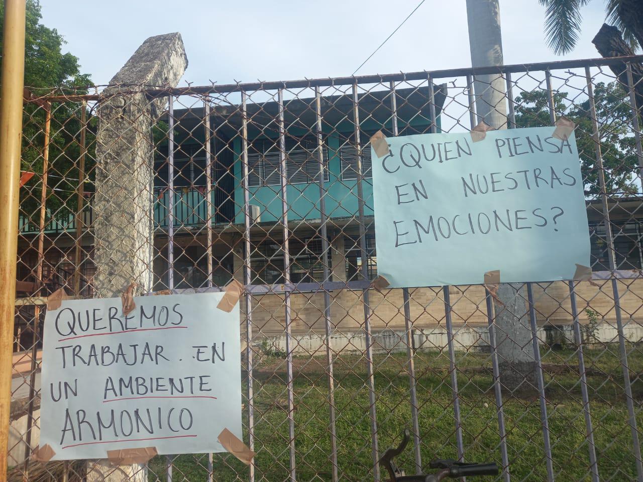 $!Padres de familia en Escuinapa toman las instalaciones de primaria