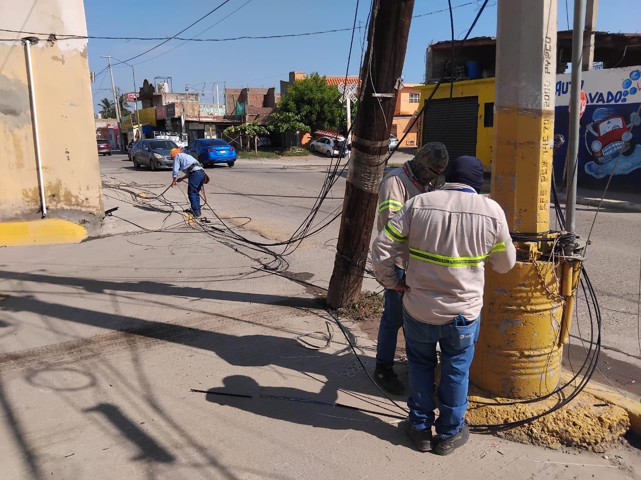 $!Tren carguero revienta cables de telefonía e internet en Mazatlán