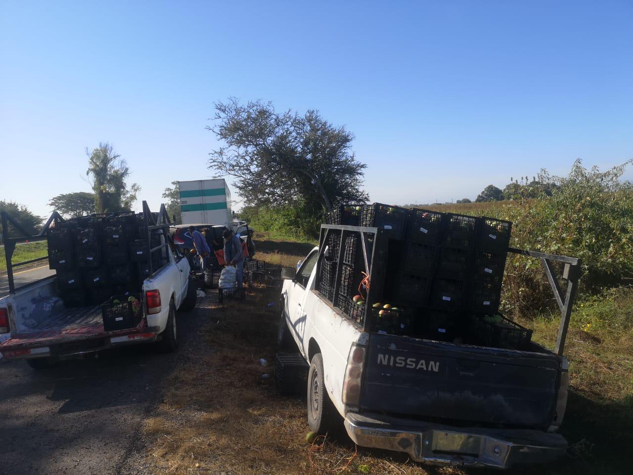 $!Se accidenta tráiler en la Maxipista; rapiñan cientos de mangos