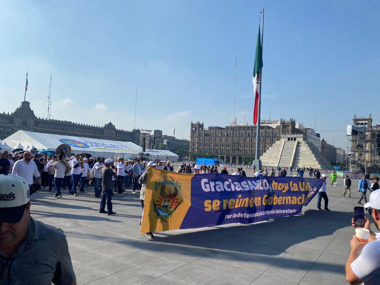 $!Estudiantes y docentes de la UAS se manifiestan en el Zócalo de CDMX