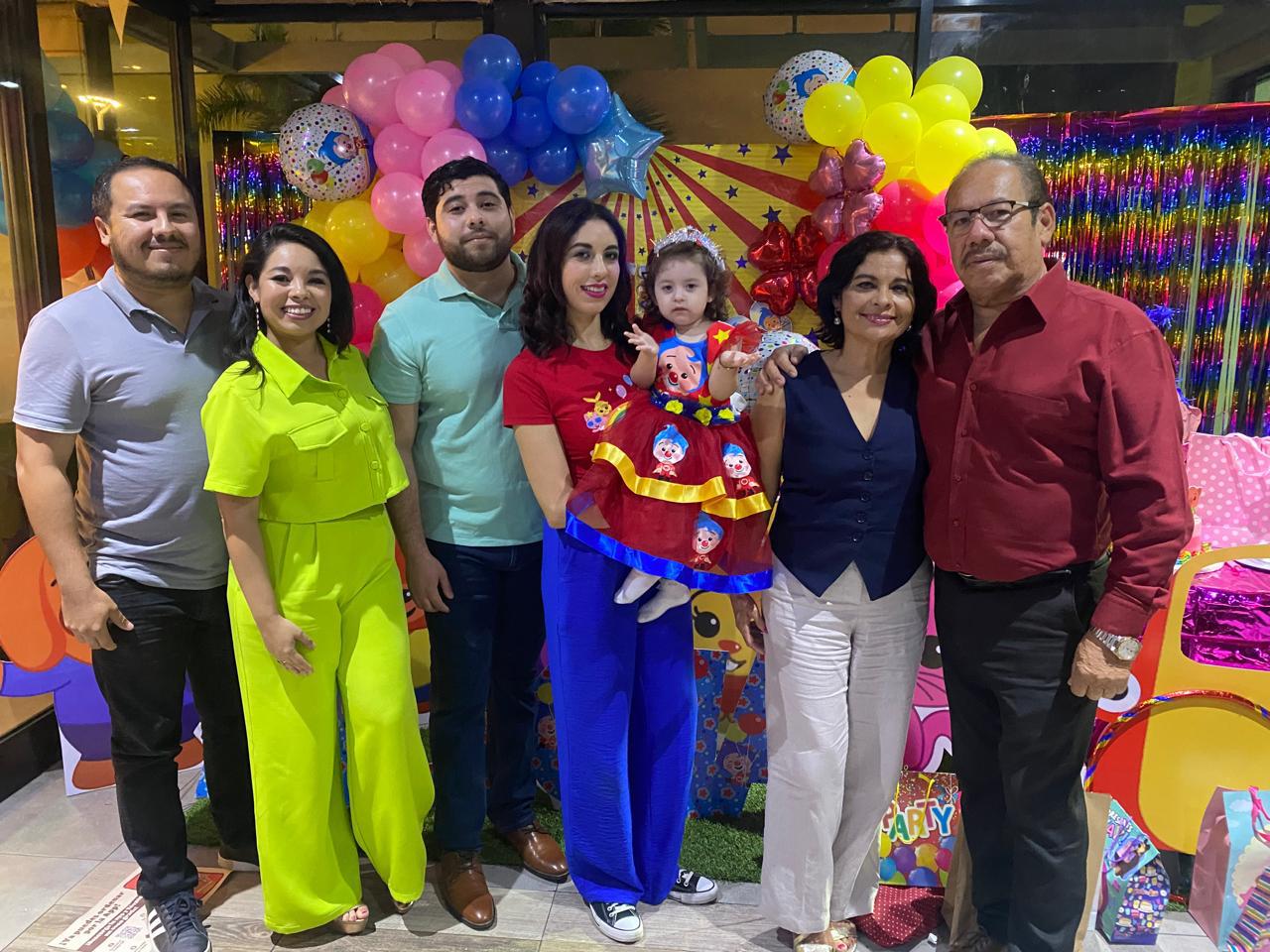 $!La cumpleañera entre sus tíos, Martín Luis, Adriana Berenice y Javier Roberto Morales Acuña, su mamá Beatriz Alicia y sus abuelitos, Alicia Acuña de Morales y Martín Luis Morales Silva.