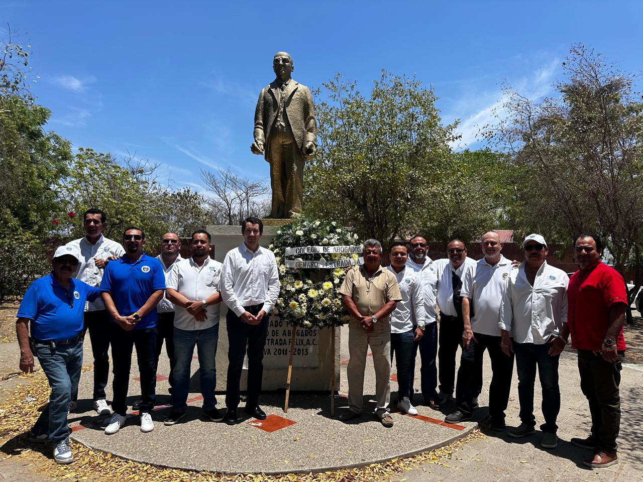 $!La estatua esta ubicada en la explanada de la Escuela Secundaria General 3.