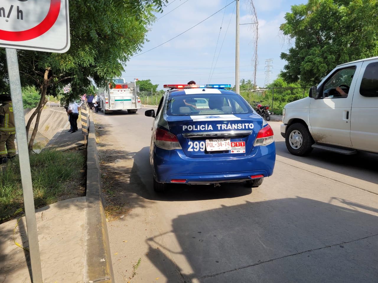 $!Conductora pierde el control y cae con su auto a canal pluvial en Mazatlán