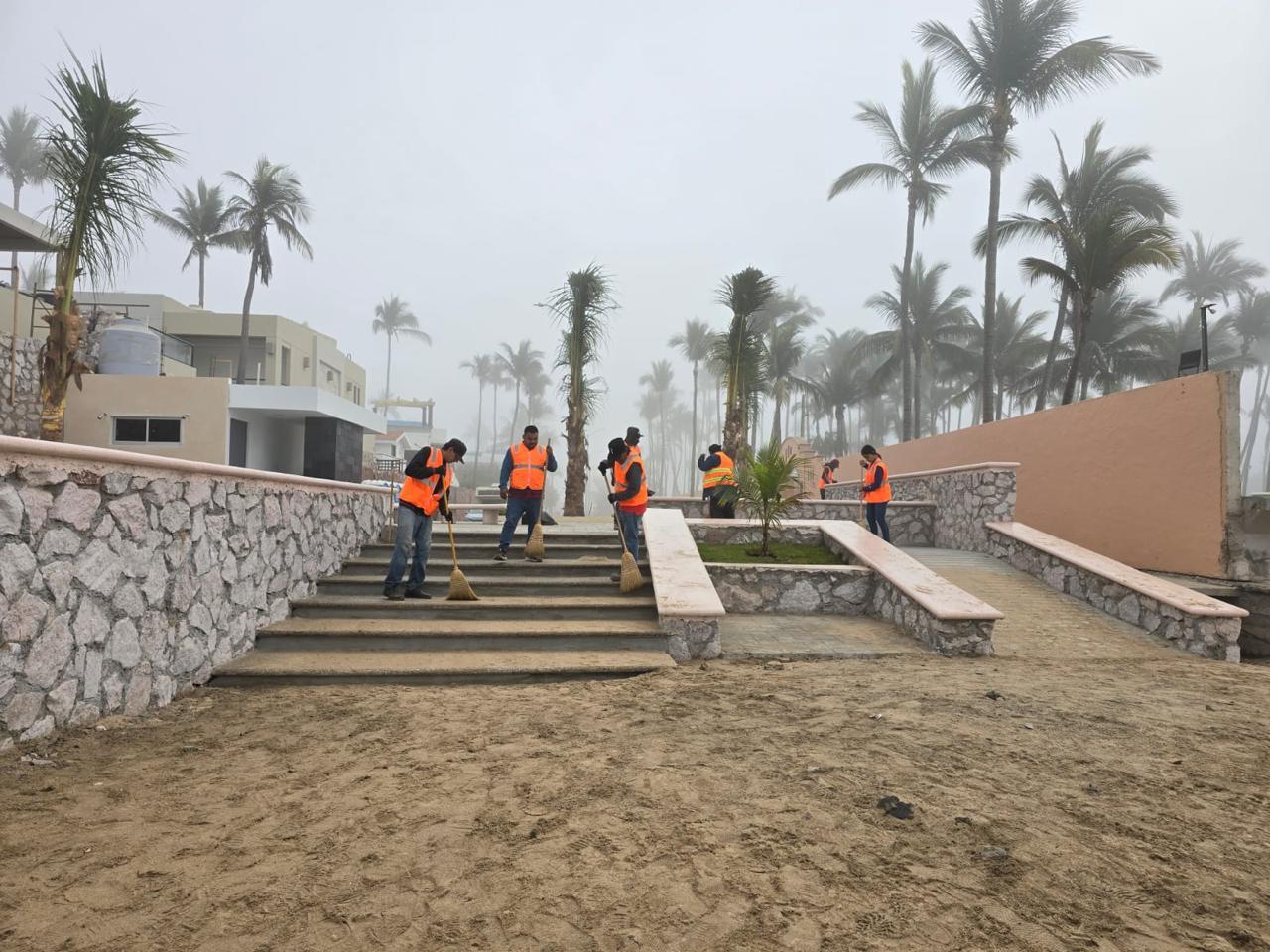 $!Limpian de madrugada las playas de Mazatlán; sacan más de 500 bolsas llenas de basura