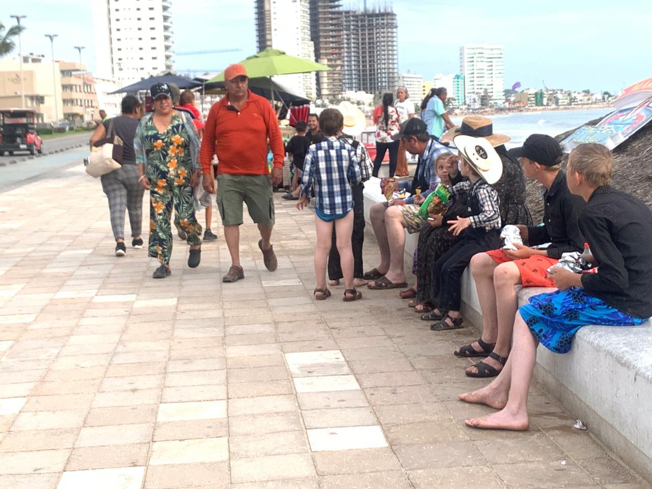 $!Disfrutan de las playas de Mazatlán hasta el último día de vacaciones