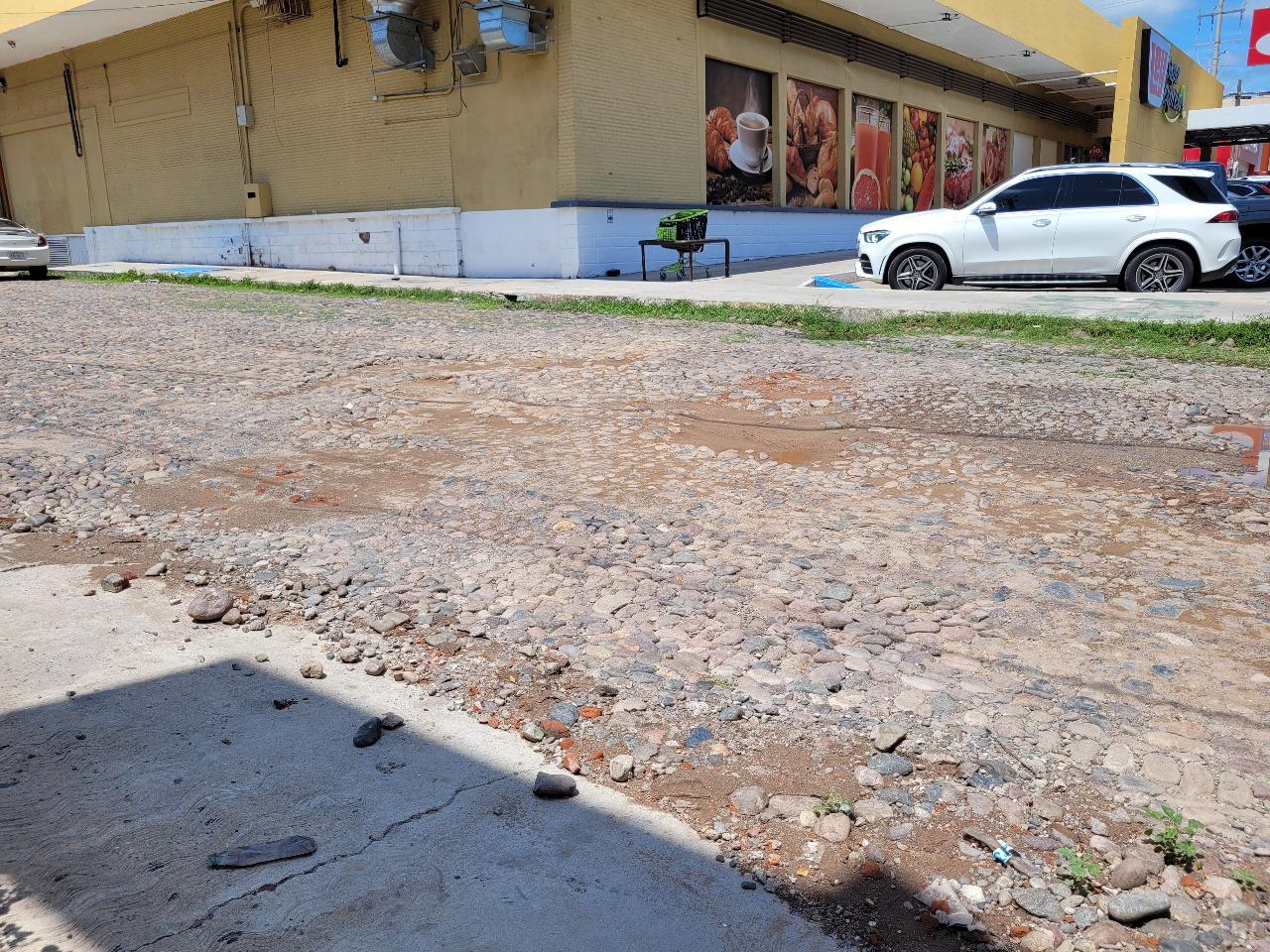 $!Vecinos de la Chapultepec en Culiacán denuncian baches y trabajos mal hechos de la Japac