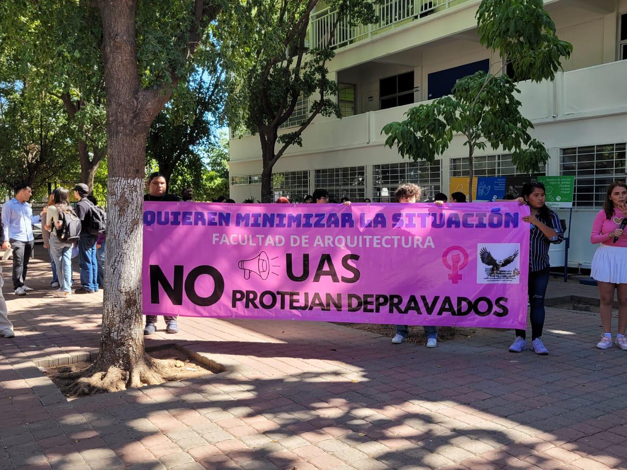 $!Estudiantes de la UAS se manifiestan por espionaje en el baño de mujeres