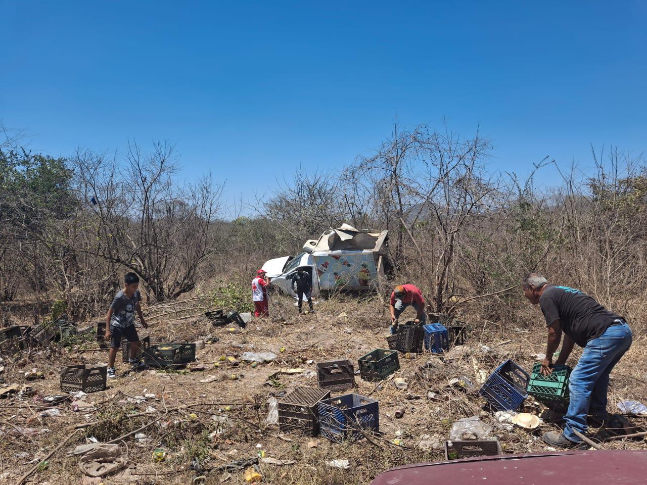 $!Vuelca camioneta llena de bebidas en Escuinapa y rapiñan productos