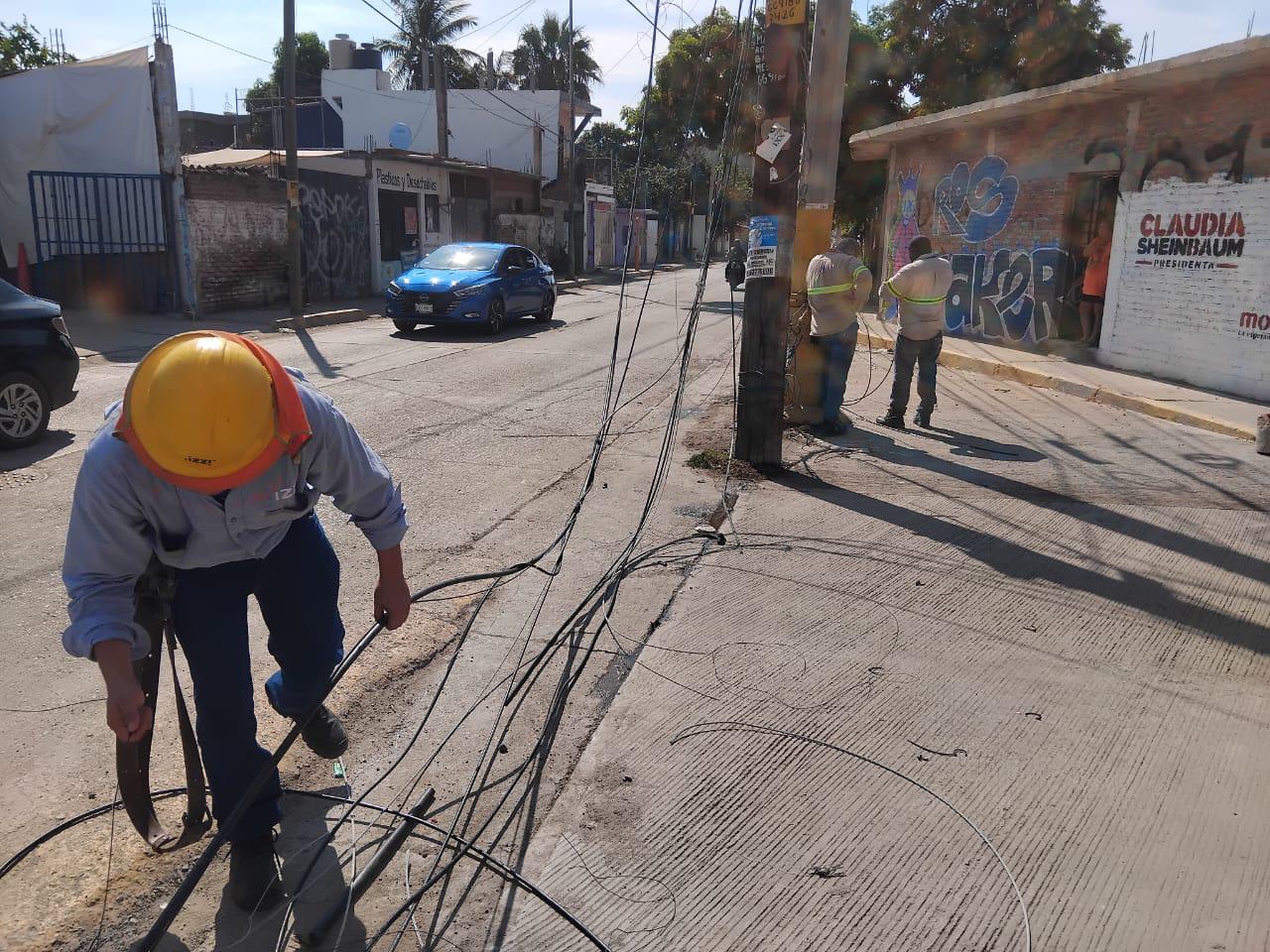 $!Tren carguero revienta cables de telefonía e internet en Mazatlán