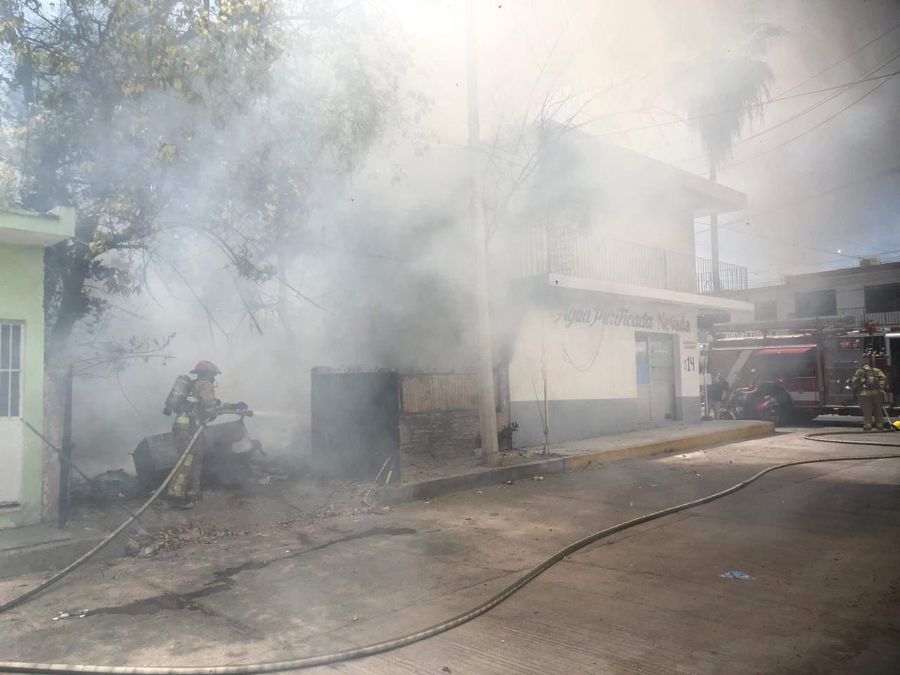 $!Quema de cacharros se sale de control en colonia de Mazatlán