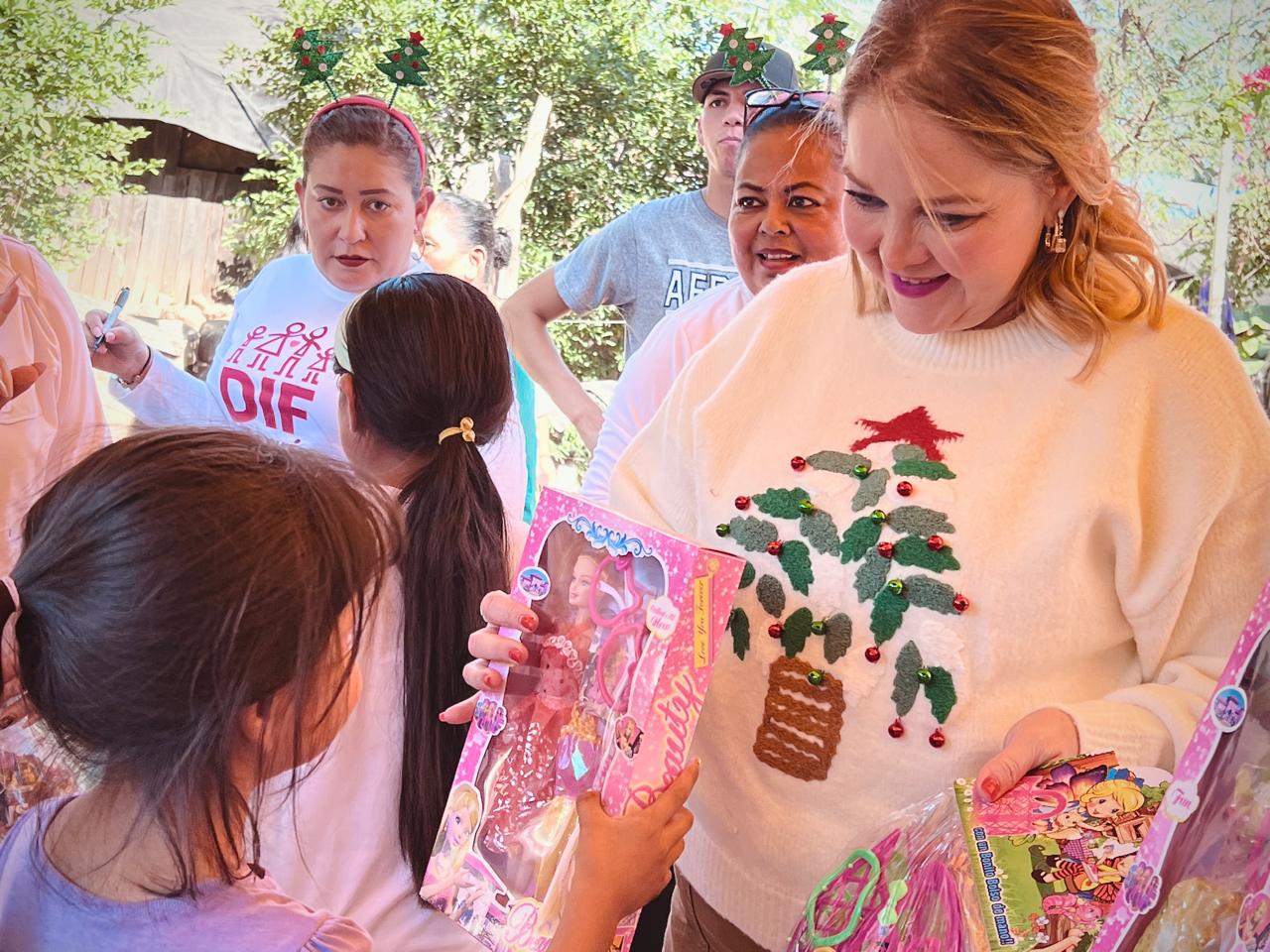 $!Reciben niños y niñas de Rosario regalos navideños con anticipación