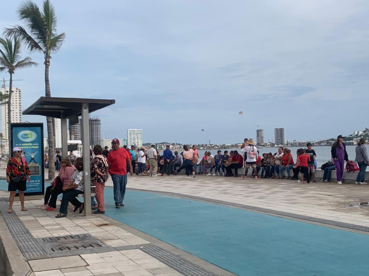 $!Disfrutan de las playas de Mazatlán hasta el último día de vacaciones