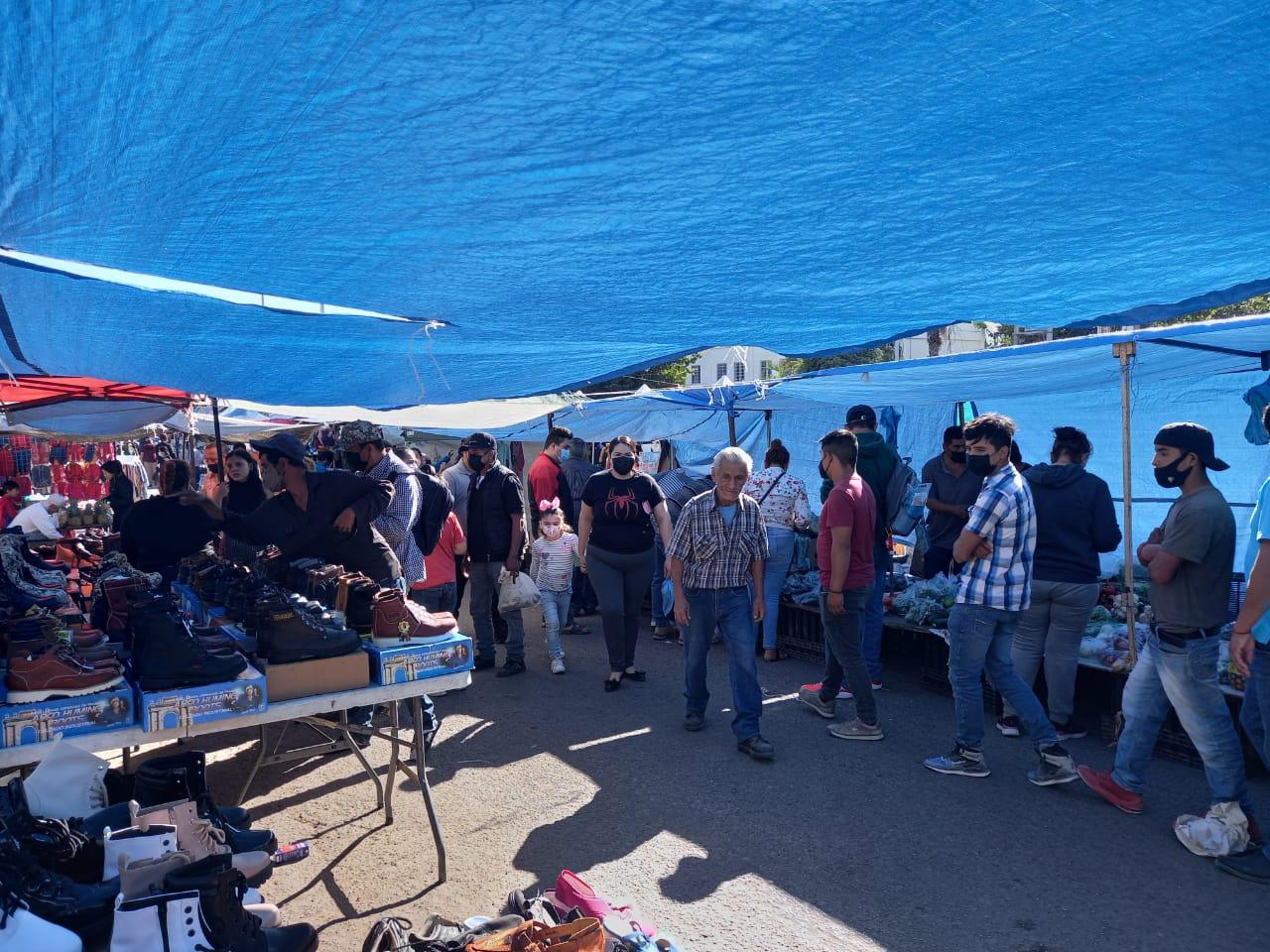 $!El tianguis Los Huizaches funciona en Culiacán sin medidas sanitarias ni supervisión de autoridades