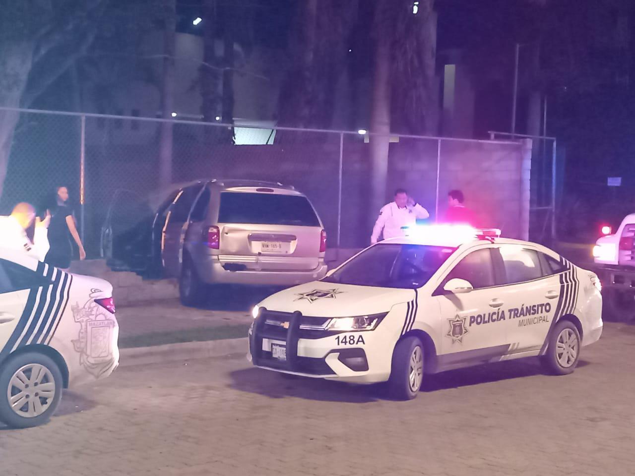 $!Colisión por alcance deja un auto volcado en Mazatlán