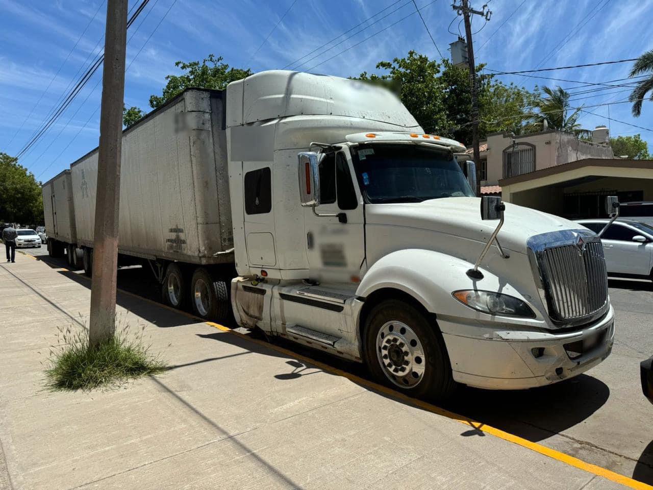 $!Detienen tráiler con precursores químicos para droga en caseta de Costa Rica, Culiacán