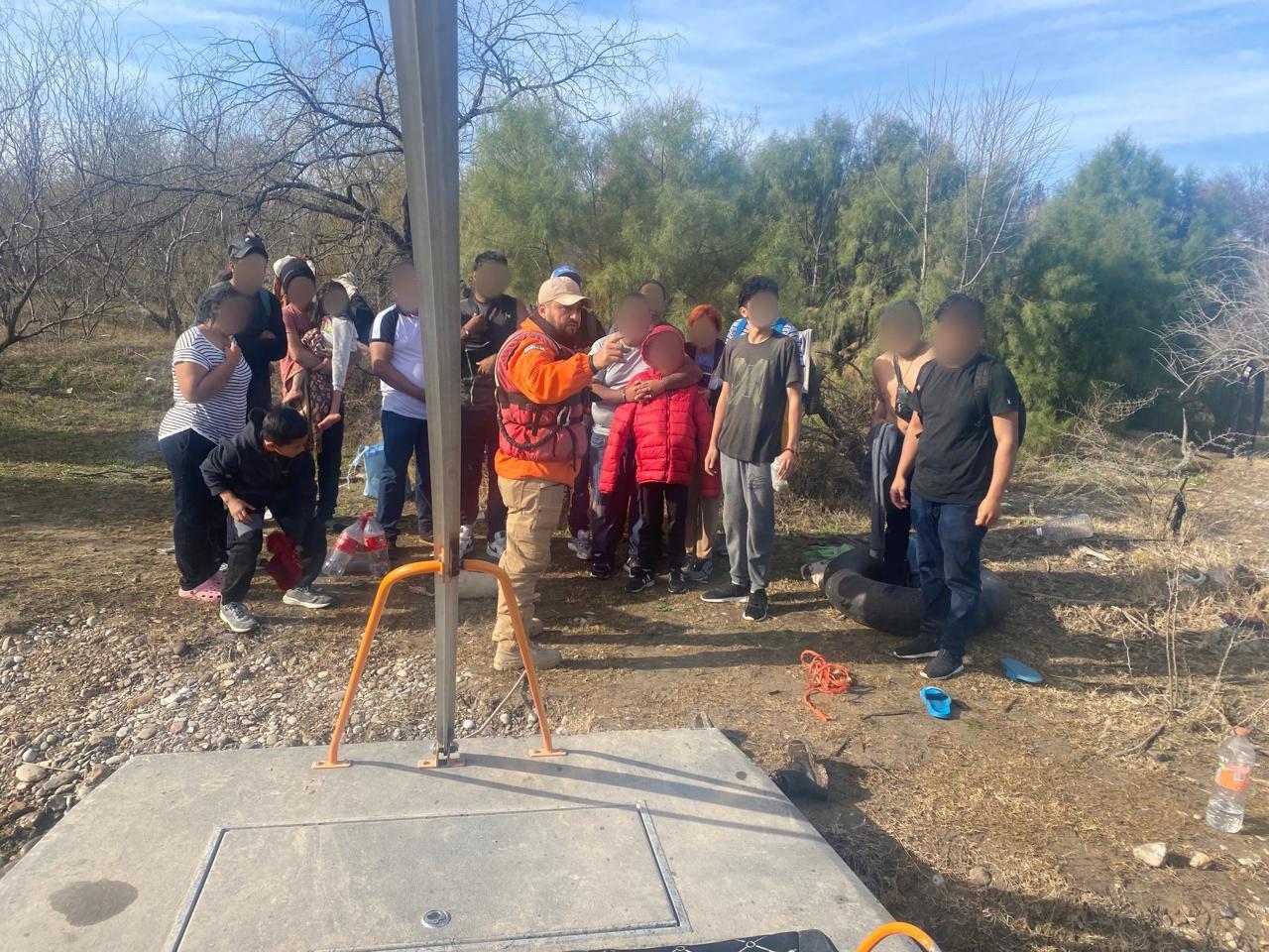 $!Localizan a 73 migrantes y rescatan tres cuerpos en el río Bravo en Piedras Negras, Coahuila