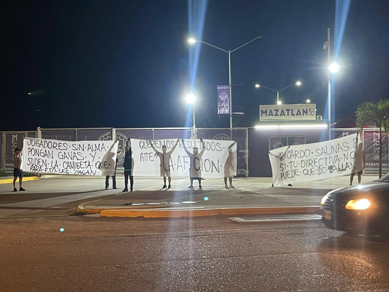 $!Protestan aficionados de Mazatlán FC contra el equipo tras el pésimo arranque