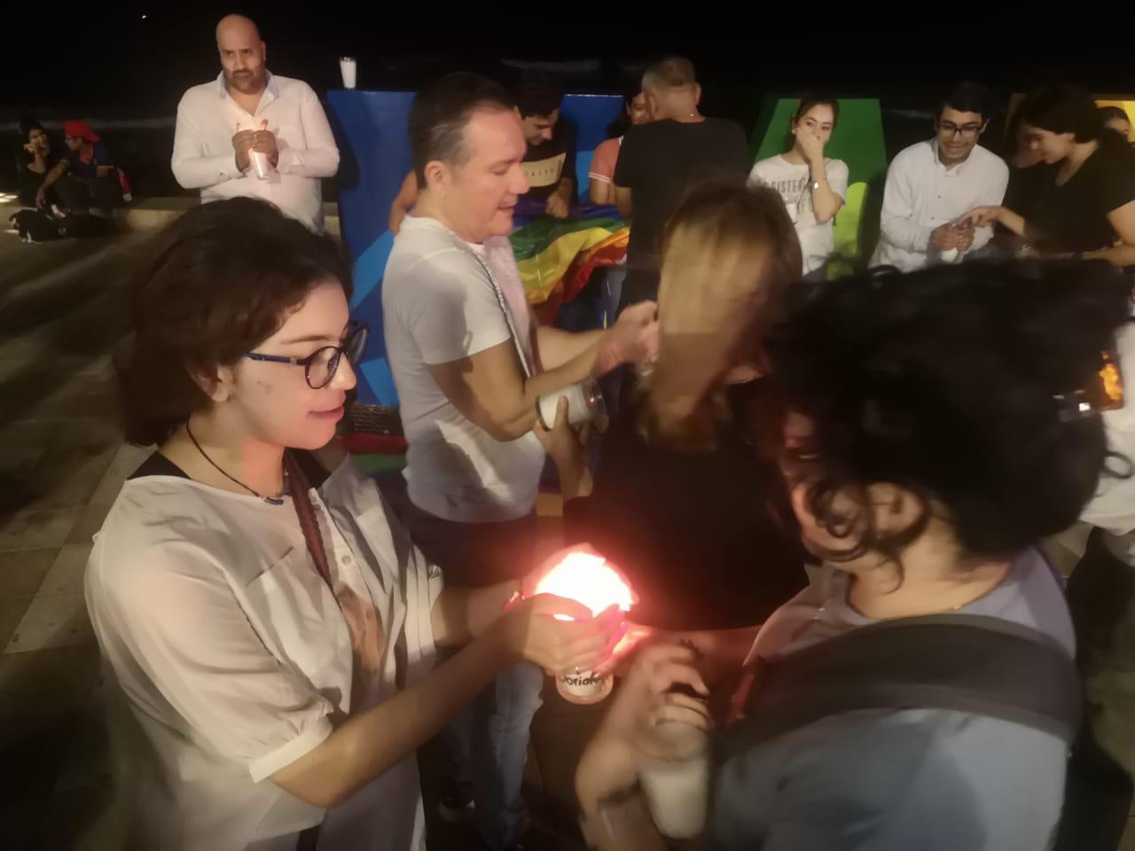 $!Con velas en el malecón de Mazatlán, rinden homenaje a Magistrade Ociel Baena