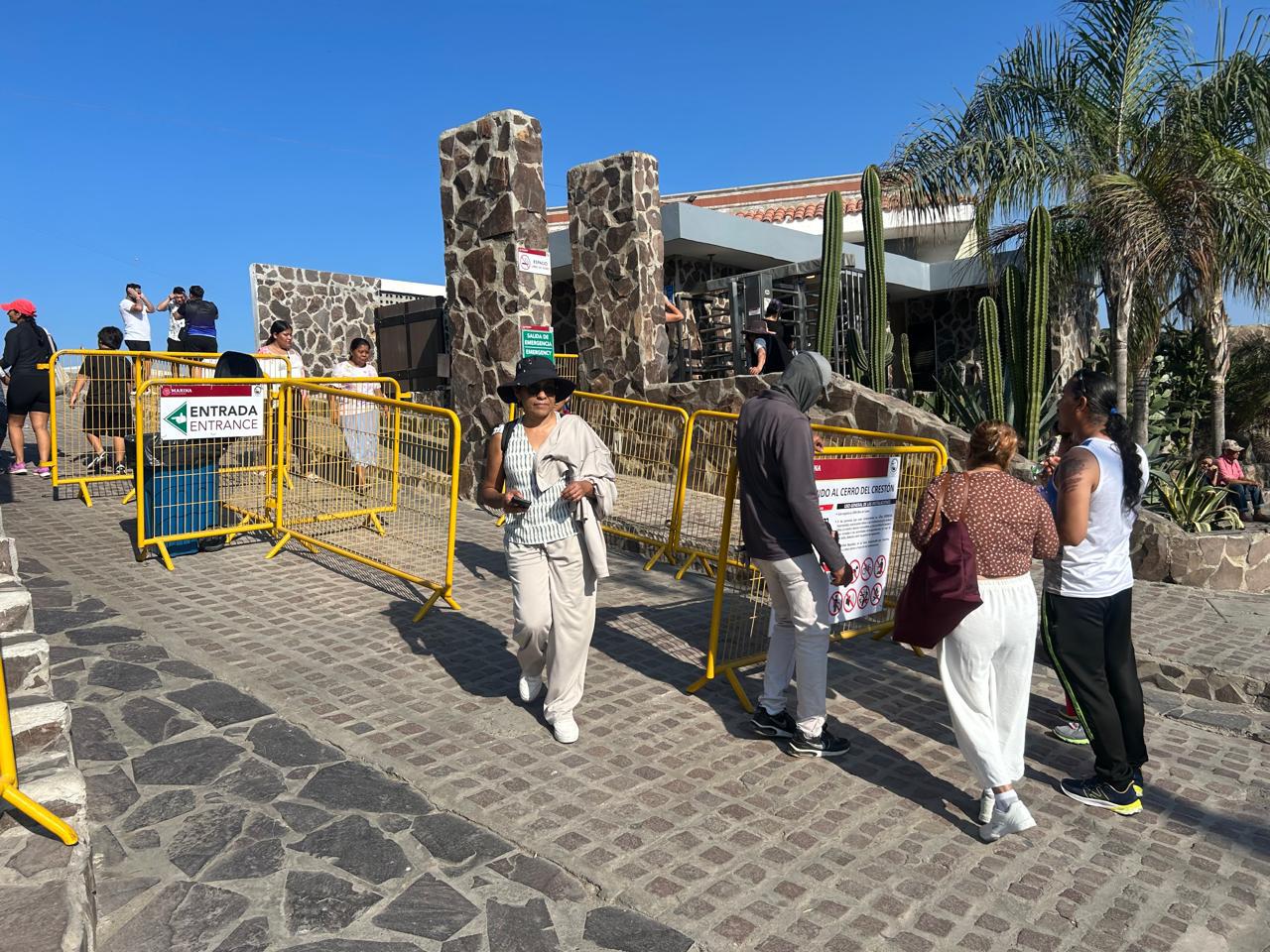 $!Aprovechan turistas vacaciones en Mazatlán para visitar El Faro