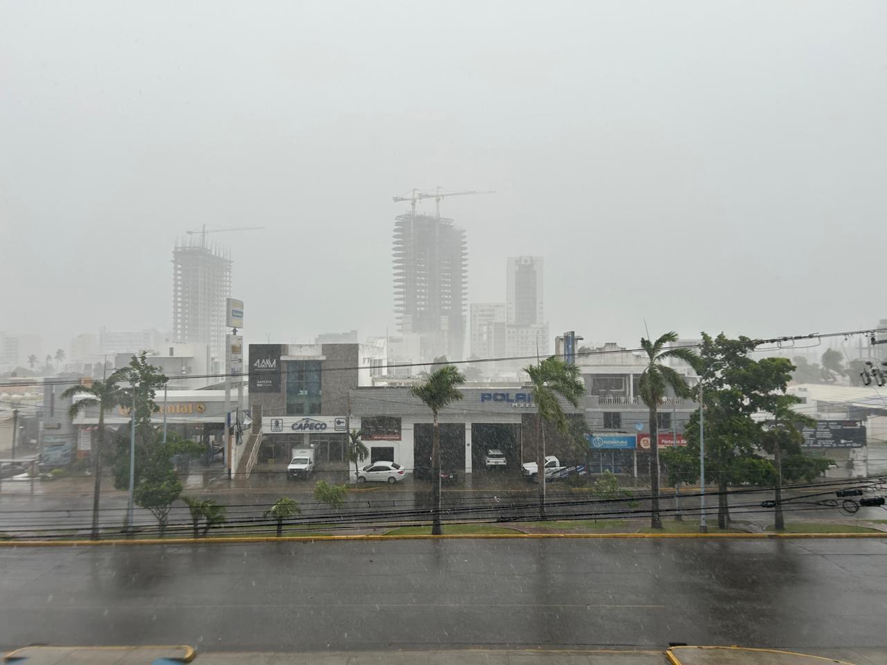 $!Arrecia lluvia vespertina en Mazatlán en el paso de ‘Ileana’