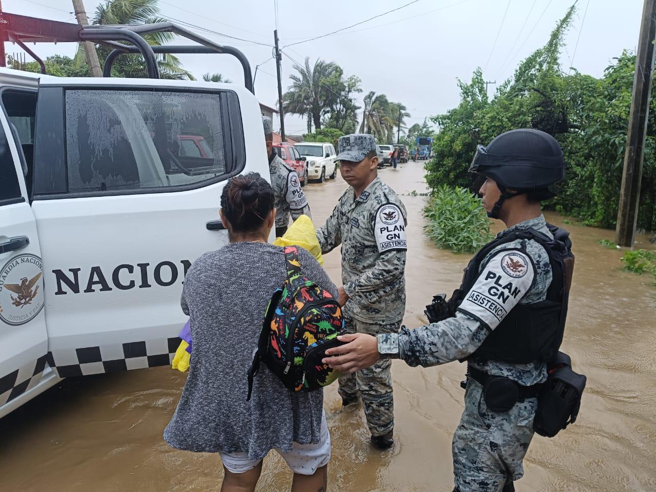 $!Evacua Guardia Nacional zonas inundadas en Acapulco y vigila zonas comerciales