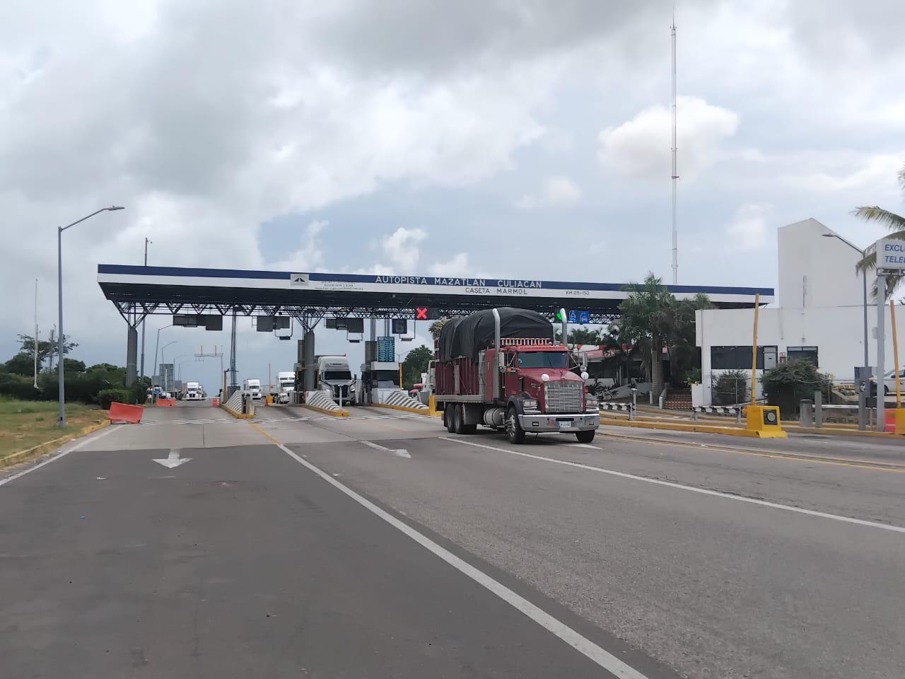 $!Hallan a 5 hombres sin vida cerca de bloqueo en la Mazatlán-Culiacán; liberan carril al sur