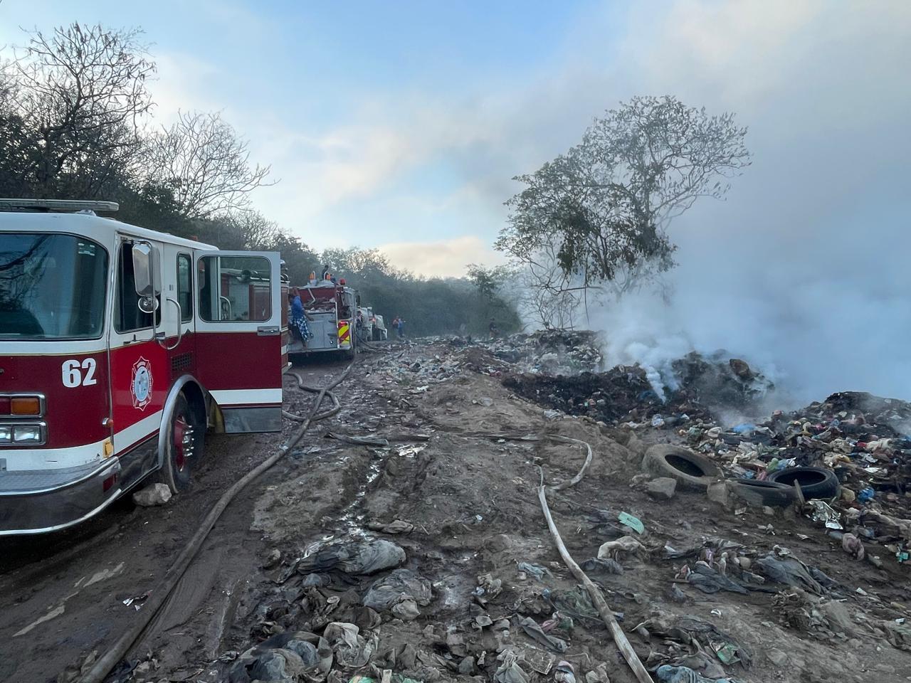 $!Bomberos continúan labores para sofocar el incendio en el Basurón Municipal de Mazatlán.