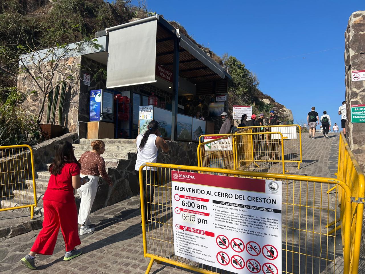 $!Aprovechan turistas vacaciones en Mazatlán para visitar El Faro