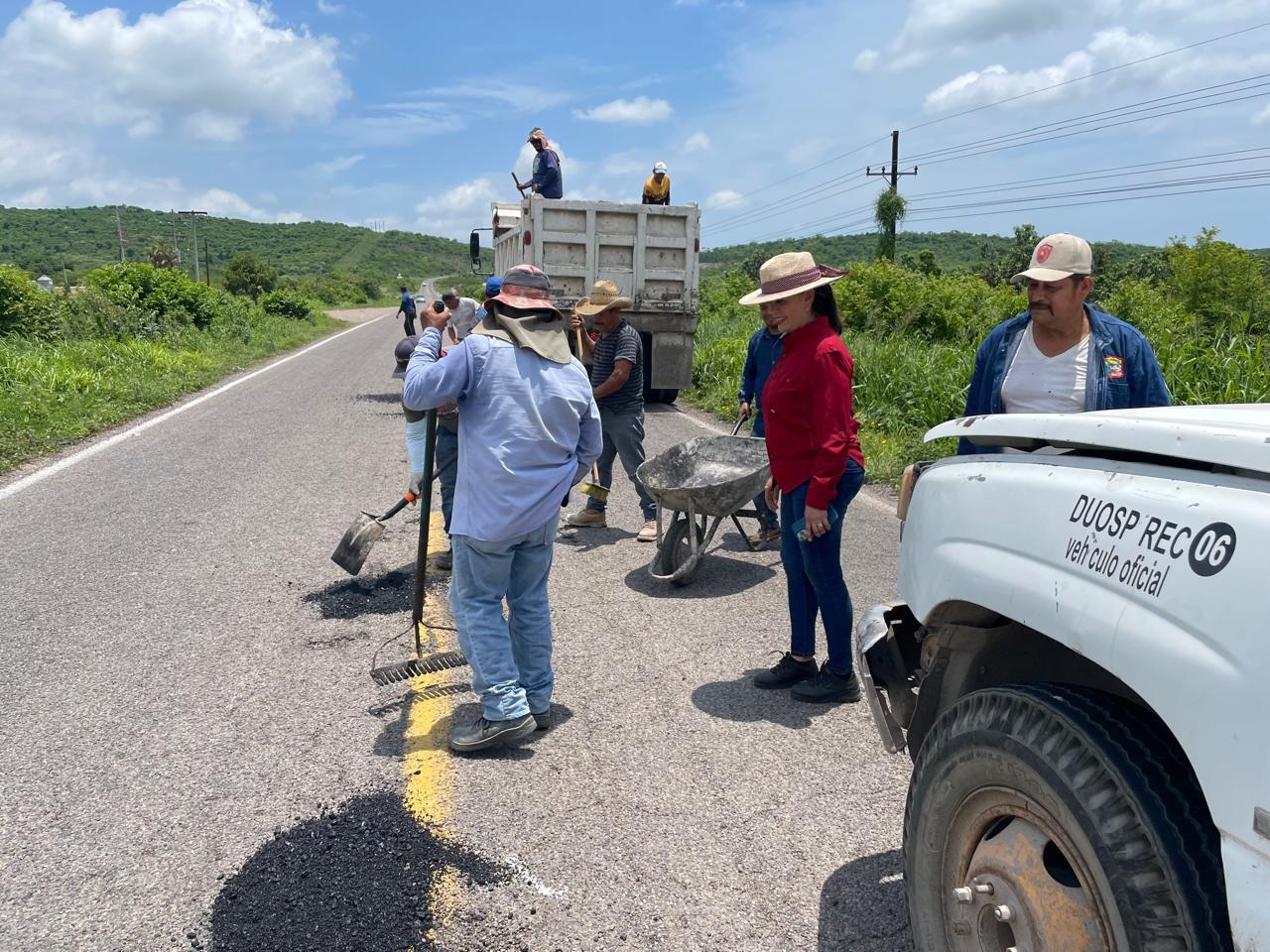 $!Repara Ayuntamiento de Escuinapa baches en Carretera México 15