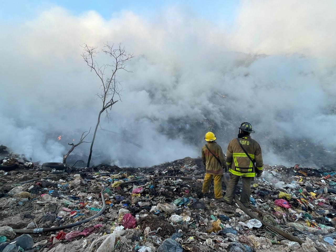 $!Bomberos continúan labores para sofocar el incendio en el Basurón Municipal de Mazatlán.