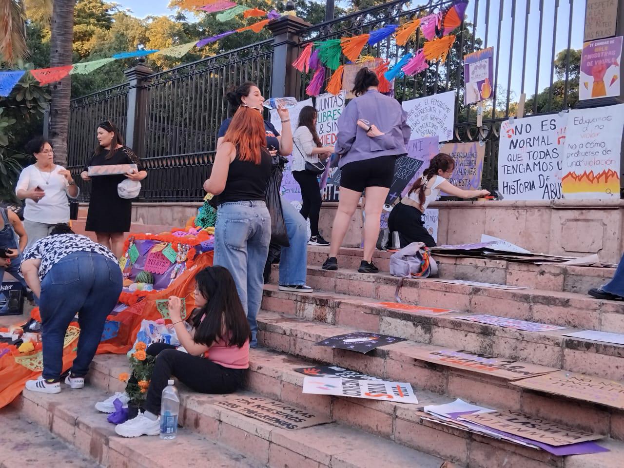 $!Colectivas feministas montan altar en La Catedral de Culiacán en honor a mujeres asesinadas