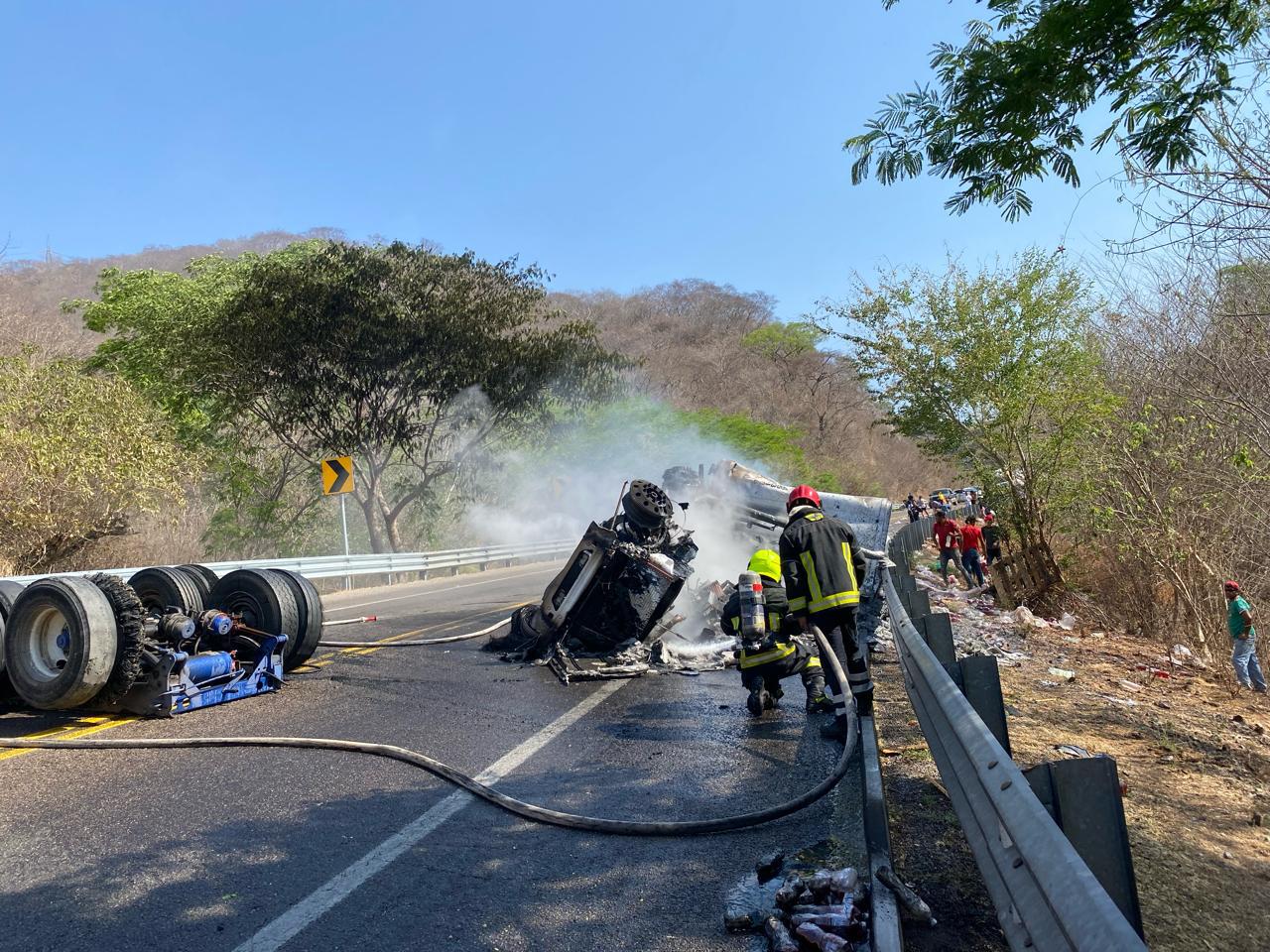 $!Tráiler sufre volcadura en la autopista Mazatlán-Durango y cierran la carretera