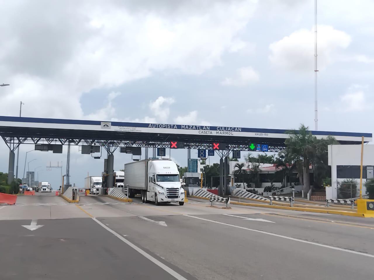 $!Hallan a 5 hombres sin vida cerca de bloqueo en la Mazatlán-Culiacán; liberan carril al sur