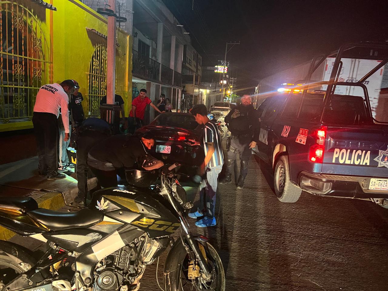 $!Resulta lesionado menor en motocicleta en avenida de Escuinapa